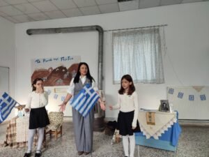 Ευρυτανία: Οι δύο μοναδικές μαθήτριες τίμησαν την 28η Οκτωβρίου (pics,vid)